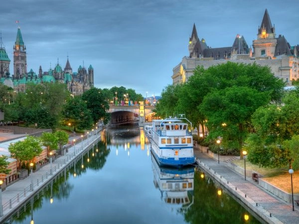 Visitare Parliament Hill sul Rideau Canal a Ottawa 
