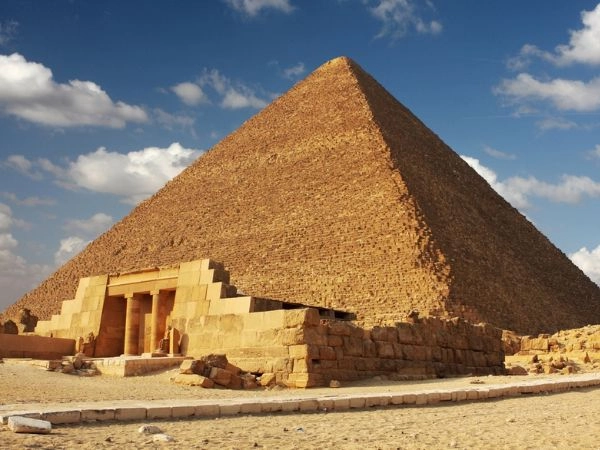 Ammirare la Piramide di Cheope a Giza, in Egitto