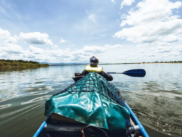 Navigare in canoa tra la fauna selvatica dello Zambia