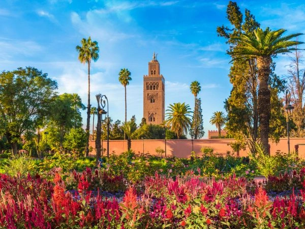 Passeggiare nei giardini della Moschea Koutoubia a Marrakech