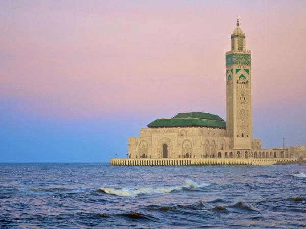 Respirare l’atmosfera di Casablanca tra oceano e architetture marocchine