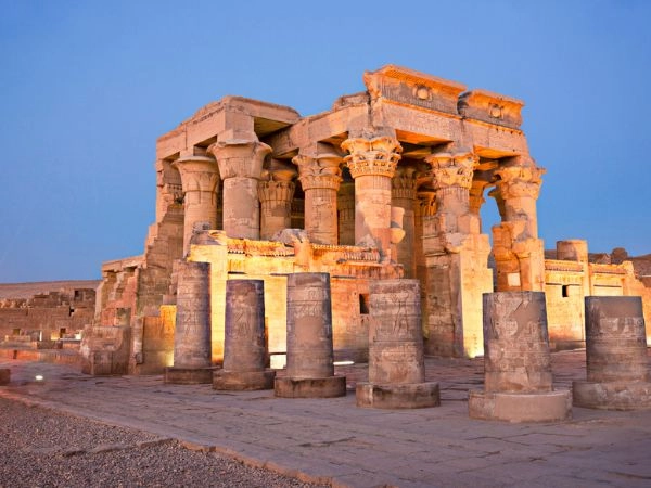 Visitare il Tempio di Kom Ombo sulle rive del Nilo in Egitto 