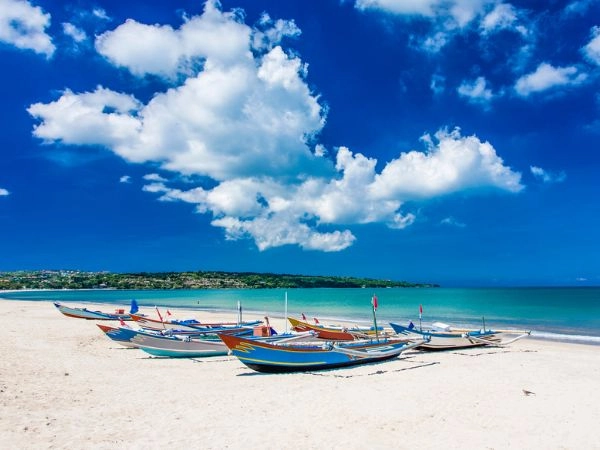 Bali, con le sue spiagge idilliache, con sabbia bianca e acque cristalline