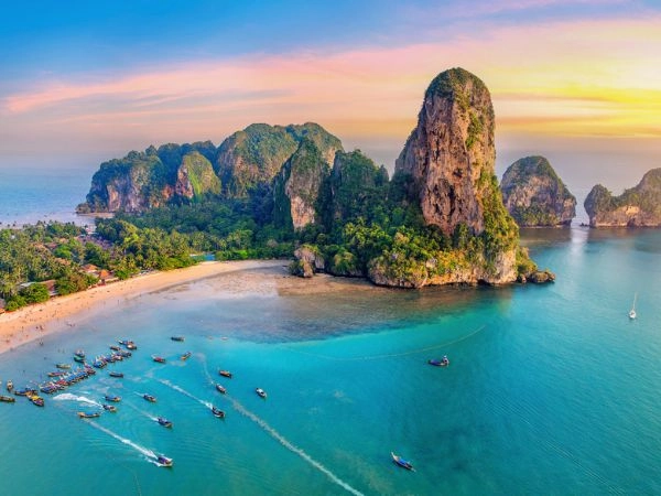 Krabi è celebre per le sue spettacolari formazioni calcaree che emergono dal mare