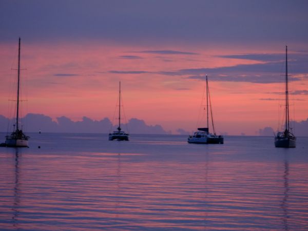 Alcune barche a vela ancorate all'imbrunire sulla laguna. Rangiroa, arcipelago delle Tuamotu
