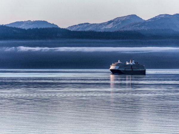 Holland America nave da crociera vicino Glacier Bay Alaska