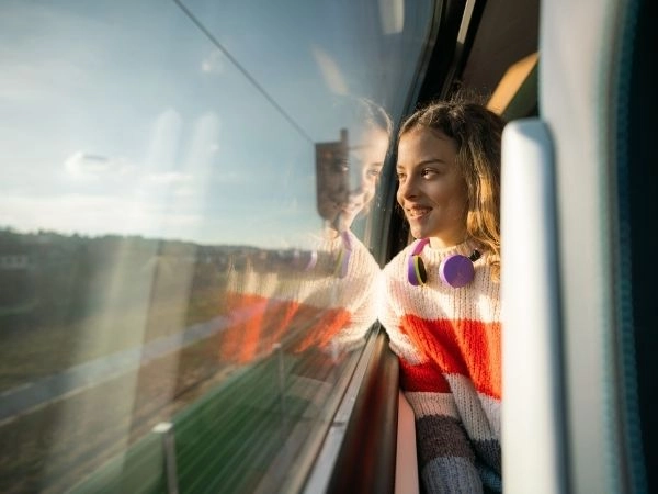 ragazza felice sul treno