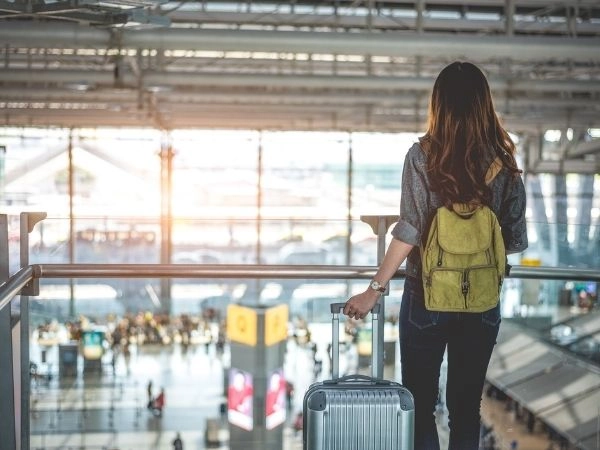ragazza al aeroporto