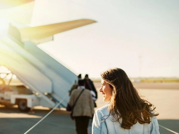 donna che sta per salire sul aereo