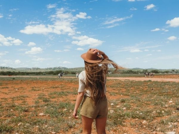 ragazza a safari