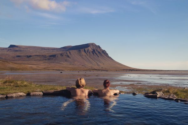 Rilassarsi-in-una-hot-spring-in-Isalnda-per-San-Valentino