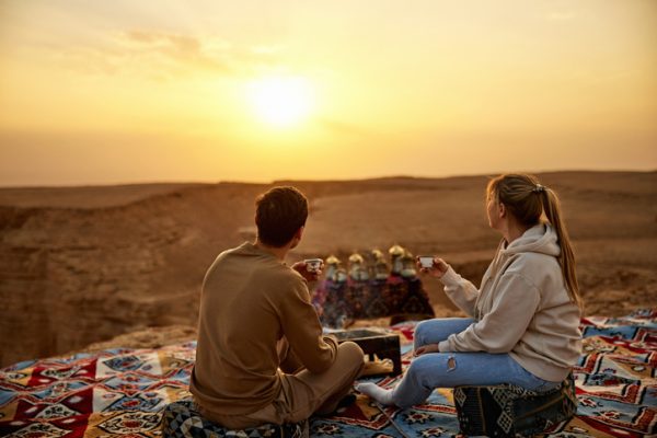 Una-coppia-celebra-San-Valentino-con-una-cena-nel-deserto-marocchino