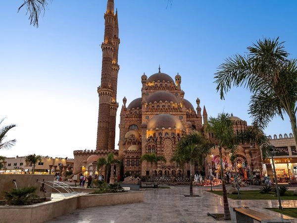 Moschea di Al Sahaba (moschea di Al Mustafa) religione e architettura islamica e atmosfera spirituale al tramonto.