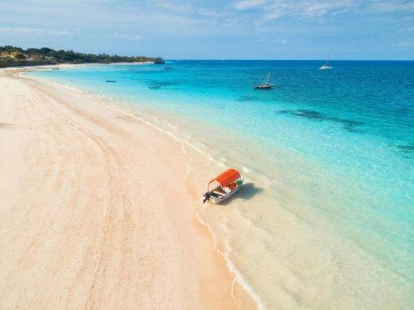 Lungo le coste di Zanzibar, la vita quotidiana è strettamente regolata dal ritmo naturale delle maree.