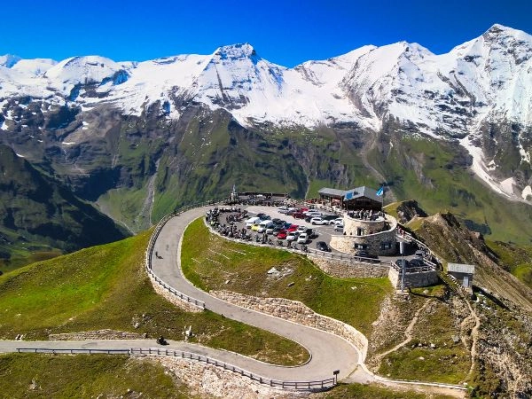 Grossglockner, montagna più alta dell’Austria, 3.798 metri, ghiacciai spettacolari e natura alpina. 