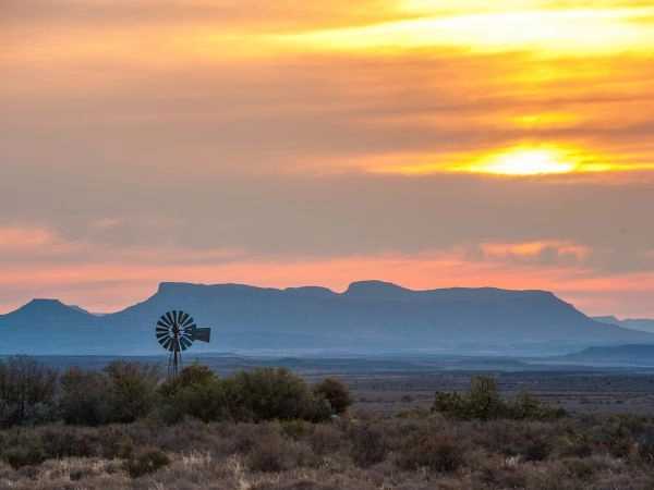 Il Karoo è una vasta regione semi-arida che divide il paese in due grandi aree geografiche.