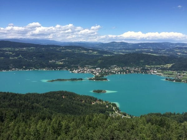 Tra i laghi più famosi della Carinzia spiccano il Wörthersee, noto per le sue acque turchesi e l’atmosfera vivace