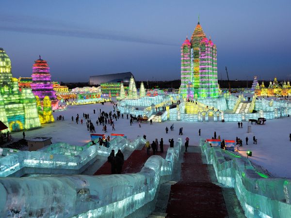 Festival del ghiaccio di Harbin: città di ghiaccio con installazioni illuminate