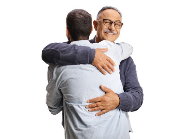Abbraccio tra persone, un gesto di affetto e vicinanza che varia nelle culture