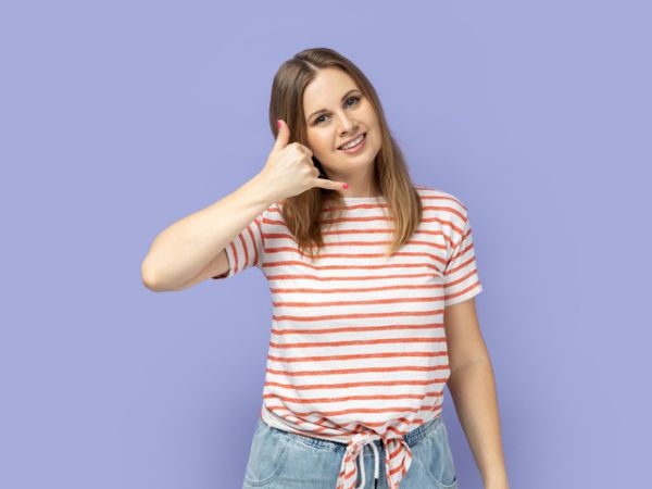 Chiamare qualcuno con la mano, un gesto che cambia significato da una cultura all’altra