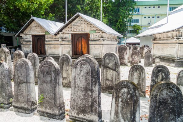 Il-cimitero-della-Grande-Moschea-del-Venerdi Hukuru Miskiiy a-Male-alle-Maldive