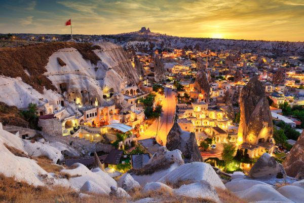 Il-villaggio-di-Goreme-al-tramonto-in-Cappadocia