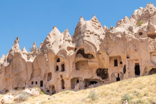 L'antica-citta-di-Zelve-e-un-vero-e-proprio-museo-a-cielo-aperto-scavato-nella-roccia