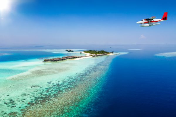 Uno-dei-momenti-più-emozionanti di  una vacanza alle Maldive è il momento in cui si scorge l'isola e il resort dall'idrovolante