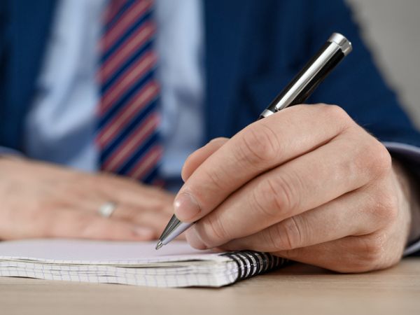 Mano sinistra, significati e tabù culturali da conoscere durante i viaggi