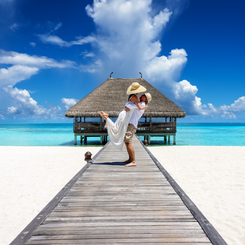 Overwater villa di lusso sull’acqua trasparente dell’Oceano Indiano, perfetta per un viaggio di nozze alle Maldive Overwater villa di lusso sull'acqua trasparente dell'Oceano Indiano, perfetta per un viaggio di nozze alle Maldive