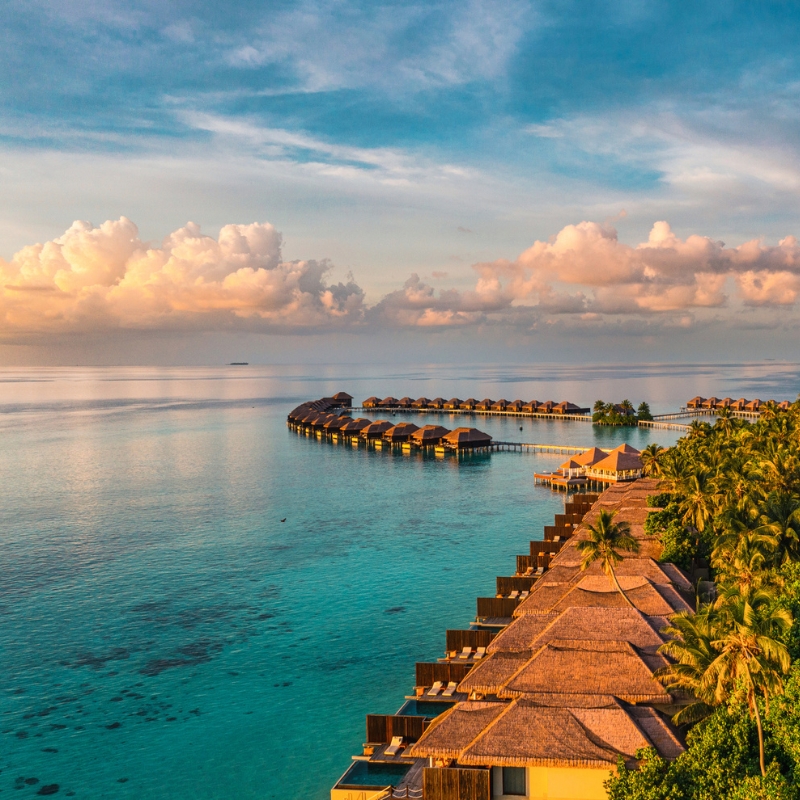 Panorama aereo del Noonu Atoll con le sue lagune profonde e le isole private isolate nell’Oceano Indiano