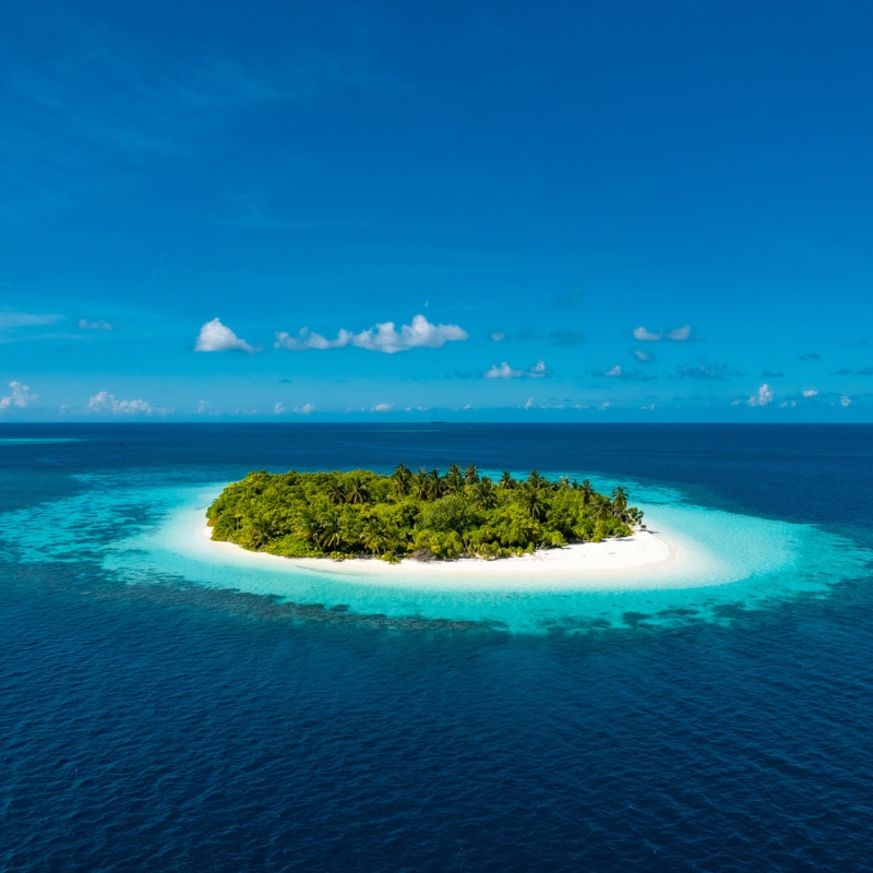 Panorama aereo di un atollo delle Maldive con lagune turchesi per vacanze su misura. Panorama aereo di un atollo delle Maldive con lagune turchesi per vacanze su misura
