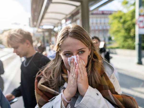 Soffiare il naso in pubblico, un gesto quotidiano visto diversamente nelle culture