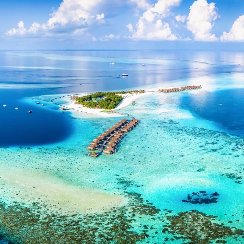 Spiaggia di sabbia bianca finissima e mare trasparente in una delle isole più belle delle Maldive (1) Spiaggia di sabbia bianca finissima e mare trasparente in una delle isole più belle delle Maldive dall'alto