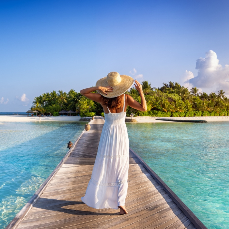 Spiaggia di sabbia bianca finissima e mare trasparente in una delle isole più belle delle Maldive Spiaggia di sabbia bianca finissima e mare trasparente in una delle isole più belle delle Maldive