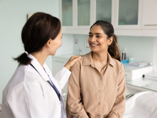 Toccare spalla o braccio, un gesto di vicinanza con significati diversi nel mondo