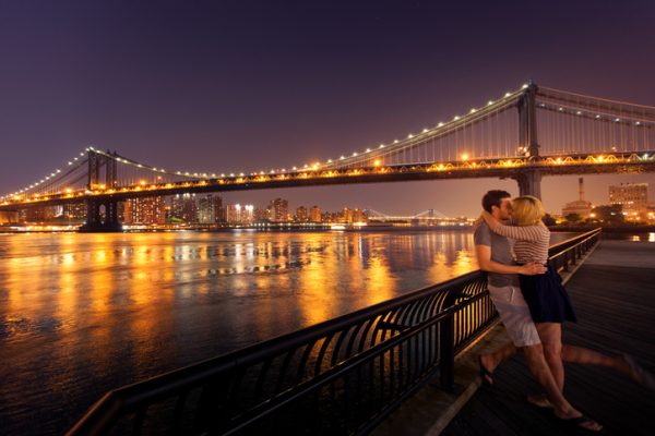 Una-coppia-di-innamorati-si-bacia-sotto-il-ponte-di-Brooklin-durante-un-viaggio-per-San-Valentino
