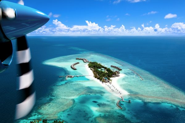 Vista-di-un-resort-alle-Maldive-vista-da-un-idrovolante-in-volo