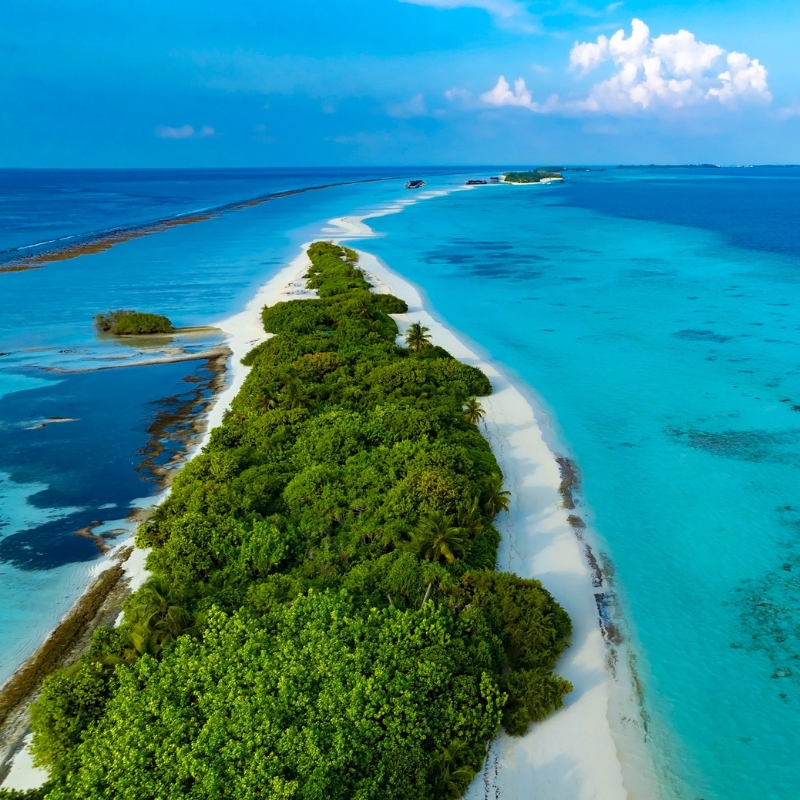 Vista panoramica dall’idrovolante durante il volo di trasferimento sopra le isole e i reef delle Maldive Vista panoramica dall'idrovolante durante il volo di trasferimento sopra le isole e i reef delle Maldive