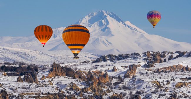 Volo-di-mongolfiere-in-Cappadocia-in-inverno-con-la-neve